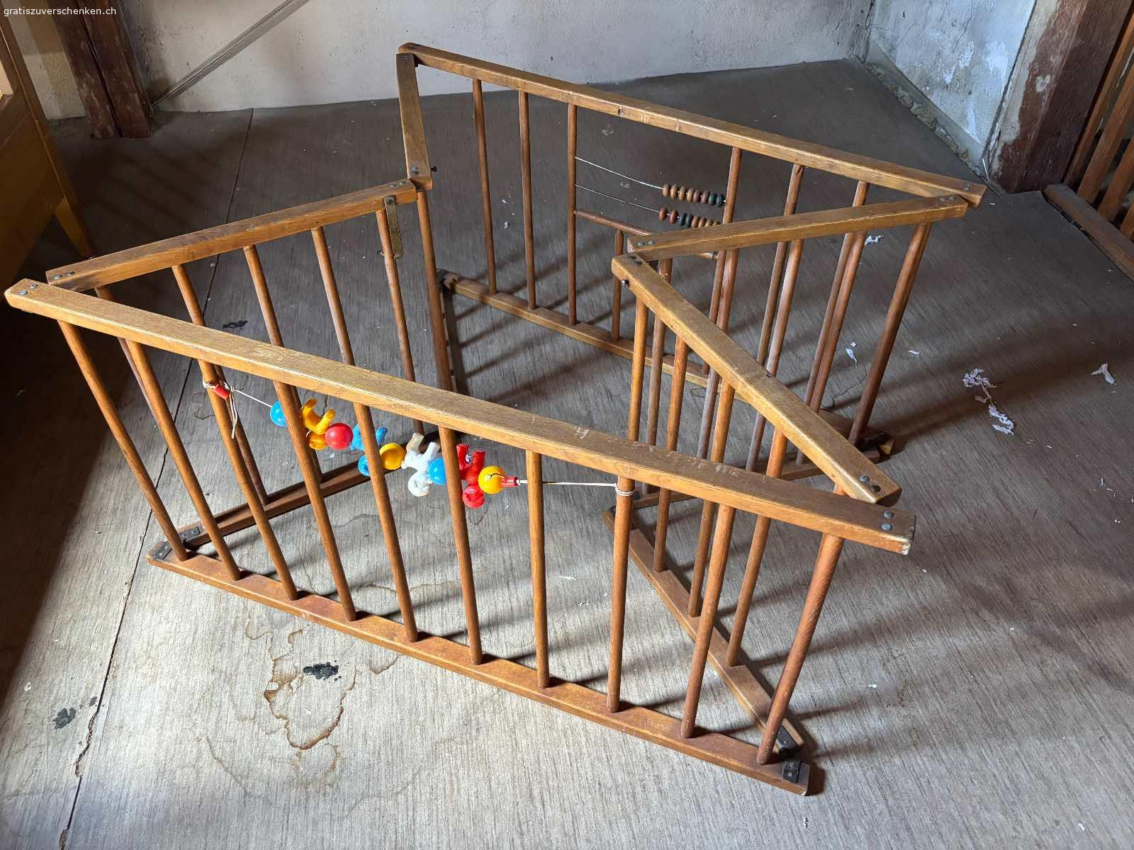 Antikes Laufgitter aus Holz. Sehr alt aber funktional und stabil, ausserdem praktisch einklappbar.