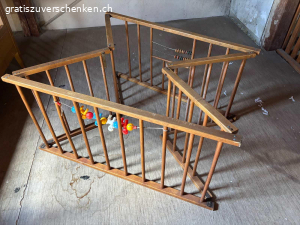Antikes Laufgitter aus Holz. Sehr alt aber funktional und stabil, ausserdem praktisch einklappbar.