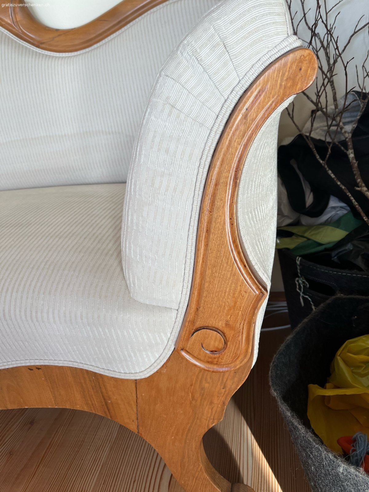 Antikes Sofa. Wunderschönes antikes Sofa mit dekorativen Schnitzereien. Polster hat Wasserflecken. Kann neu überzogen werden. Breite 170 Tiefe 60cm