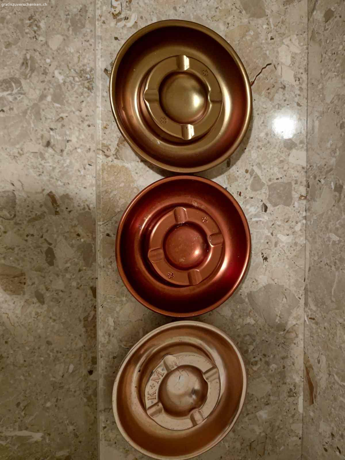 Aschenbecher. Metall Aschenbecher Durchmesser 16.5 cm Farben  differieren in ca. drei Variationen siehe Bild
habe 30 Stück zu verschenken