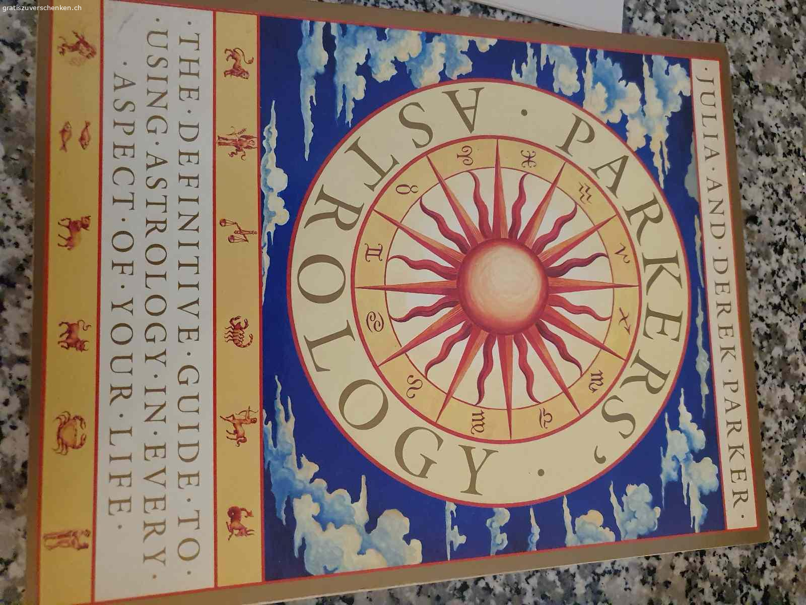 Astrologie Parkers / Julia & Derk Parker Erstausgabe. Spielerisches Astrologie Lehrbuch mit Vielen Anleitungen, Deutungen und Tabellen inkl. Ephemeriden. Sehr schöne in Farbe gehaltene Anleitung von A-Z zum selber basteln, errechnen und Deuten. Ein sehr ausgefeiltes Lehrbuch für Astrologie Begeisterte, Standardwerk und ohne viel Technik Schnick Schnack. Mit den Händen selber erarbeiten ergibt ein sehr gutes Grundverständnis. Wollten Sie schon immer wissen wie die eigen Kinder ticken, die Freunde und Bekannte? Auch zur Selbst Erkenntnis gut geeignet. Auch wenn heute vieles online möglich ist, handgefertigt ist ein Abenteuer. Bitte nur Anfragen mit Abholbestätigung und Kommunikation über gratis zu verschenken, damit ich antworten kann.