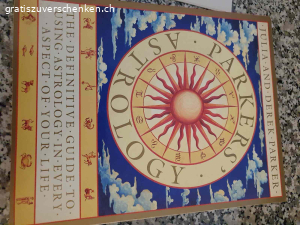 Astrologie Parkers / Julia & Derk Parker Erstausgabe. Spielerisches Astrologie Lehrbuch mit Vielen Anleitungen, Deutungen und Tabellen inkl. Ephemeriden. Sehr schöne in Farbe gehaltene Anleitung von A-Z zum selber basteln, errechnen und Deuten. Ein sehr ausgefeiltes Lehrbuch für Astrologie Begeisterte, Standardwerk und ohne viel Technik Schnick Schnack. Mit den Händen selber erarbeiten ergibt ein sehr gutes Grundverständnis. Wollten Sie schon immer wissen wie die eigen Kinder ticken, die Freunde und Bekannte? Auch zur Selbst Erkenntnis gut geeignet. Auch wenn heute vieles online möglich ist, handgefertigt ist ein Abenteuer. Bitte nur Anfragen mit Abholbestätigung und Kommunikation über gratis zu verschenken, damit ich antworten kann.
