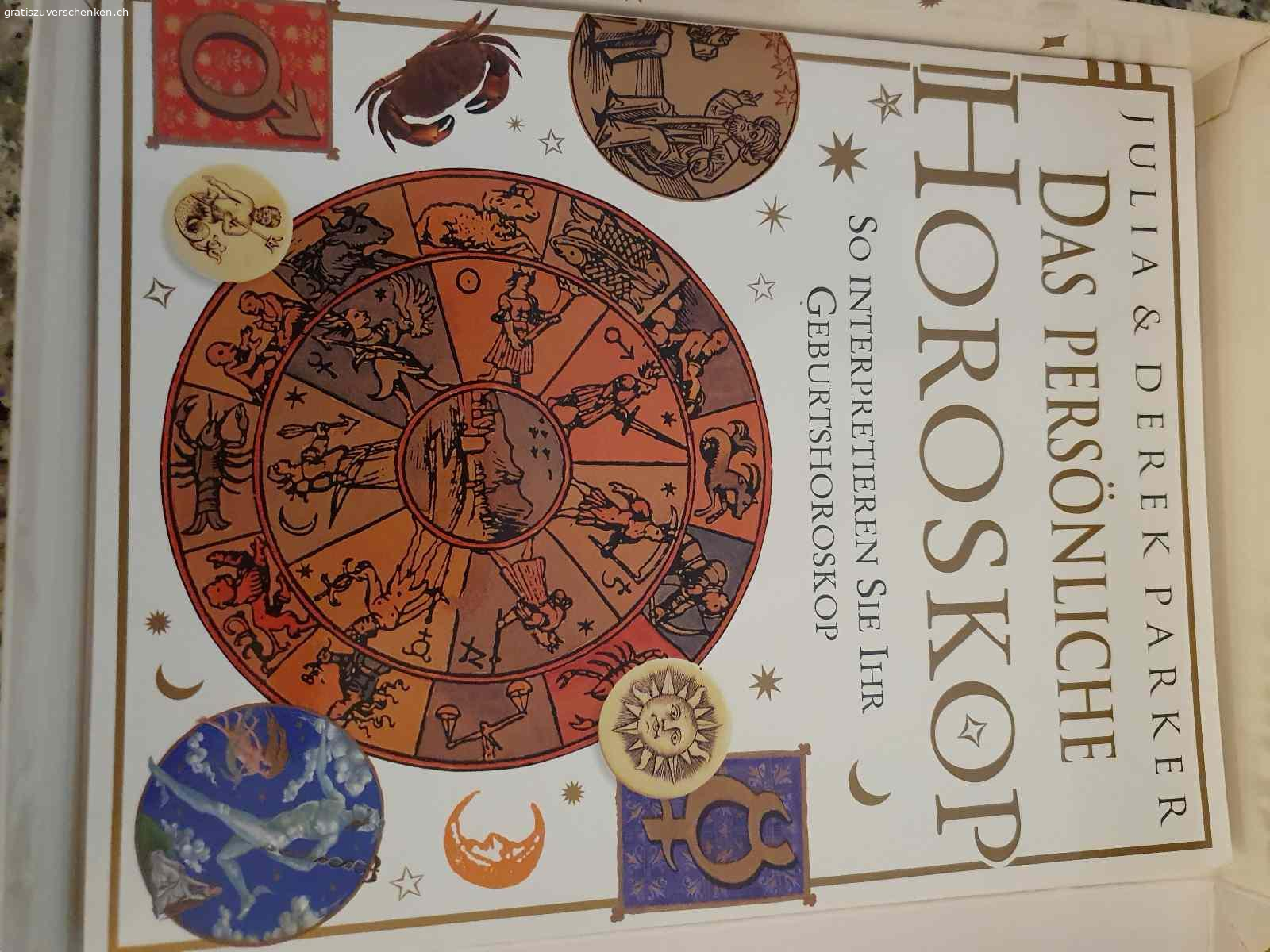 Astrologie Parkers / Julia & Derk Parker Erstausgabe. Spielerisches Astrologie Lehrbuch mit Vielen Anleitungen, Deutungen und Tabellen inkl. Ephemeriden. Sehr schöne in Farbe gehaltene Anleitung von A-Z zum selber basteln, errechnen und Deuten. Ein sehr ausgefeiltes Lehrbuch für Astrologie Begeisterte, Standardwerk und ohne viel Technik Schnick Schnack. Mit den Händen selber erarbeiten ergibt ein sehr gutes Grundverständnis. Wollten Sie schon immer wissen wie die eigen Kinder ticken, die Freunde und Bekannte? Auch zur Selbst Erkenntnis gut geeignet. Auch wenn heute vieles online möglich ist, handgefertigt ist ein Abenteuer. Bitte nur Anfragen mit Abholbestätigung und Kommunikation über gratis zu verschenken, damit ich antworten kann.