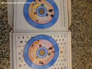 Astrologie Parkers / Julia & Derk Parker Erstausgabe. Spielerisches Astrologie Lehrbuch mit Vielen Anleitungen, Deutungen und Tabellen inkl. Ephemeriden. Sehr schöne in Farbe gehaltene Anleitung von A-Z zum selber basteln, errechnen und Deuten. Ein sehr ausgefeiltes Lehrbuch für Astrologie Begeisterte, Standardwerk und ohne viel Technik Schnick Schnack. Mit den Händen selber erarbeiten ergibt ein sehr gutes Grundverständnis. Wollten Sie schon immer wissen wie die eigen Kinder ticken, die Freunde und Bekannte? Auch zur Selbst Erkenntnis gut geeignet. Auch wenn heute vieles online möglich ist, handgefertigt ist ein Abenteuer. Bitte nur Anfragen mit Abholbestätigung und Kommunikation über gratis zu verschenken, damit ich antworten kann.