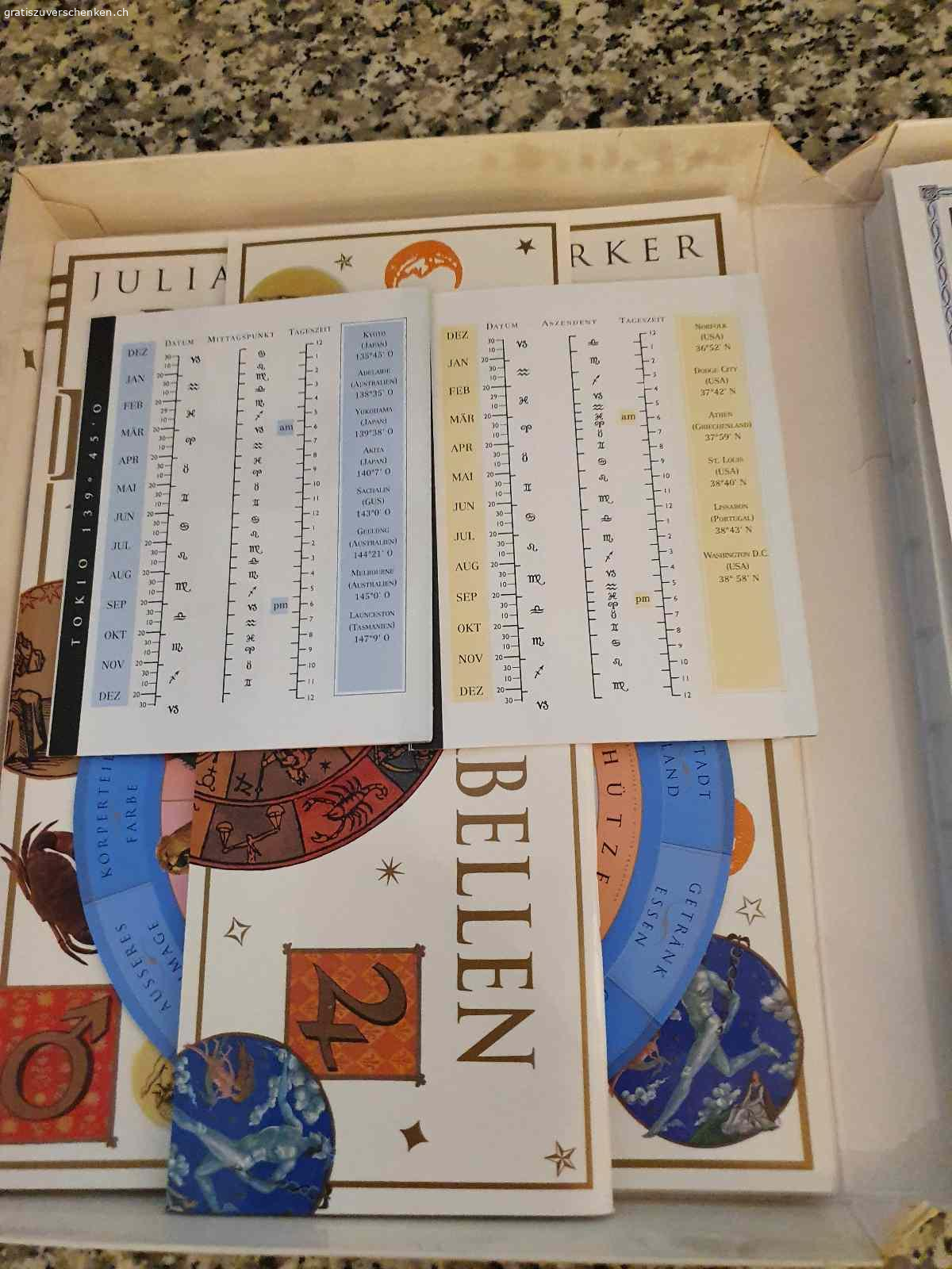 Astrologie Parkers / Julia & Derk Parker Erstausgabe. Spielerisches Astrologie Lehrbuch mit Vielen Anleitungen, Deutungen und Tabellen inkl. Ephemeriden. Sehr schöne in Farbe gehaltene Anleitung von A-Z zum selber basteln, errechnen und Deuten. Ein sehr ausgefeiltes Lehrbuch für Astrologie Begeisterte, Standardwerk und ohne viel Technik Schnick Schnack. Mit den Händen selber erarbeiten ergibt ein sehr gutes Grundverständnis. Wollten Sie schon immer wissen wie die eigen Kinder ticken, die Freunde und Bekannte? Auch zur Selbst Erkenntnis gut geeignet. Auch wenn heute vieles online möglich ist, handgefertigt ist ein Abenteuer. Bitte nur Anfragen mit Abholbestätigung und Kommunikation über gratis zu verschenken, damit ich antworten kann.