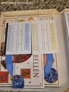 Astrologie Parkers / Julia & Derk Parker Erstausgabe. Spielerisches Astrologie Lehrbuch mit Vielen Anleitungen, Deutungen und Tabellen inkl. Ephemeriden. Sehr schöne in Farbe gehaltene Anleitung von A-Z zum selber basteln, errechnen und Deuten. Ein sehr ausgefeiltes Lehrbuch für Astrologie Begeisterte, Standardwerk und ohne viel Technik Schnick Schnack. Mit den Händen selber erarbeiten ergibt ein sehr gutes Grundverständnis. Wollten Sie schon immer wissen wie die eigen Kinder ticken, die Freunde und Bekannte? Auch zur Selbst Erkenntnis gut geeignet. Auch wenn heute vieles online möglich ist, handgefertigt ist ein Abenteuer. Bitte nur Anfragen mit Abholbestätigung und Kommunikation über gratis zu verschenken, damit ich antworten kann.