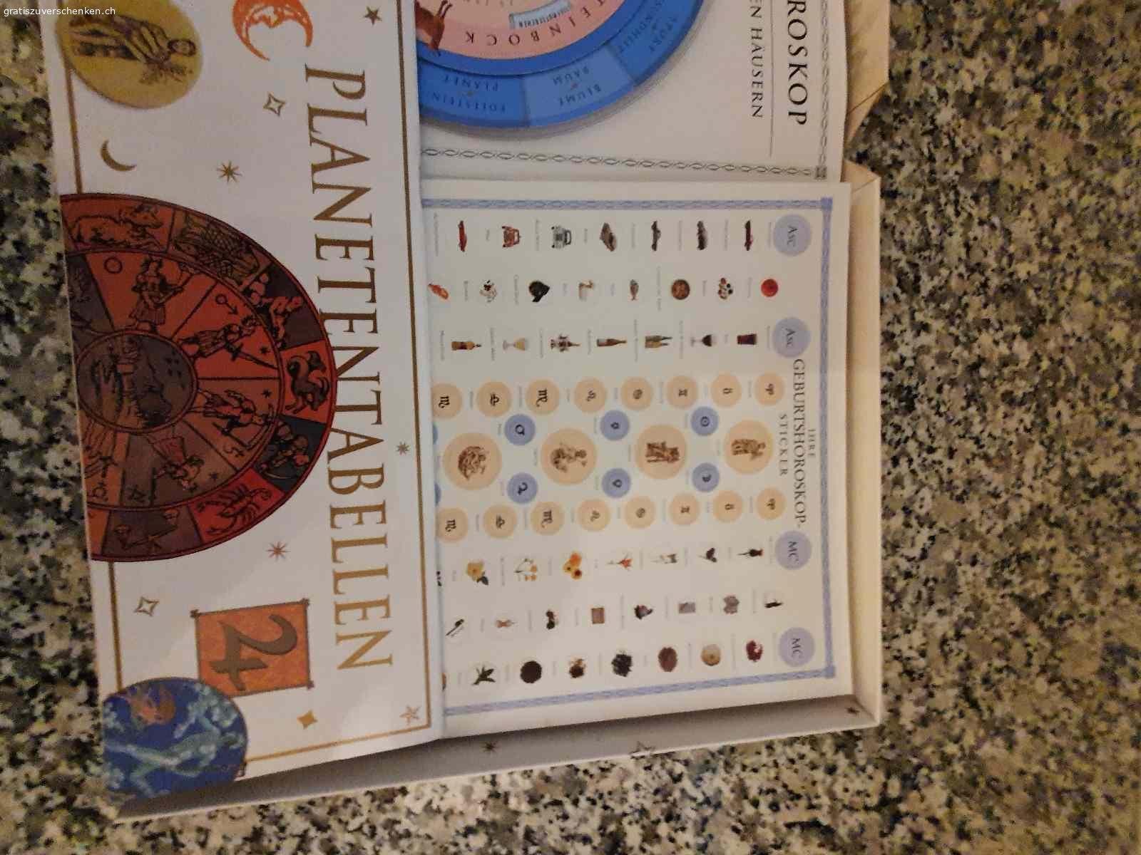 Astrologie Parkers / Julia & Derk Parker Erstausgabe. Spielerisches Astrologie Lehrbuch mit Vielen Anleitungen, Deutungen und Tabellen inkl. Ephemeriden. Sehr schöne in Farbe gehaltene Anleitung von A-Z zum selber basteln, errechnen und Deuten. Ein sehr ausgefeiltes Lehrbuch für Astrologie Begeisterte, Standardwerk und ohne viel Technik Schnick Schnack. Mit den Händen selber erarbeiten ergibt ein sehr gutes Grundverständnis. Wollten Sie schon immer wissen wie die eigen Kinder ticken, die Freunde und Bekannte? Auch zur Selbst Erkenntnis gut geeignet. Auch wenn heute vieles online möglich ist, handgefertigt ist ein Abenteuer. Bitte nur Anfragen mit Abholbestätigung und Kommunikation über gratis zu verschenken, damit ich antworten kann.