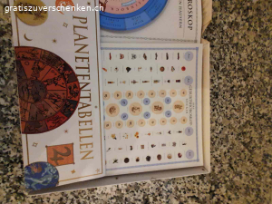 Astrologie Parkers / Julia & Derk Parker Erstausgabe. Spielerisches Astrologie Lehrbuch mit Vielen Anleitungen, Deutungen und Tabellen inkl. Ephemeriden. Sehr schöne in Farbe gehaltene Anleitung von A-Z zum selber basteln, errechnen und Deuten. Ein sehr ausgefeiltes Lehrbuch für Astrologie Begeisterte, Standardwerk und ohne viel Technik Schnick Schnack. Mit den Händen selber erarbeiten ergibt ein sehr gutes Grundverständnis. Wollten Sie schon immer wissen wie die eigen Kinder ticken, die Freunde und Bekannte? Auch zur Selbst Erkenntnis gut geeignet. Auch wenn heute vieles online möglich ist, handgefertigt ist ein Abenteuer. Bitte nur Anfragen mit Abholbestätigung und Kommunikation über gratis zu verschenken, damit ich antworten kann.