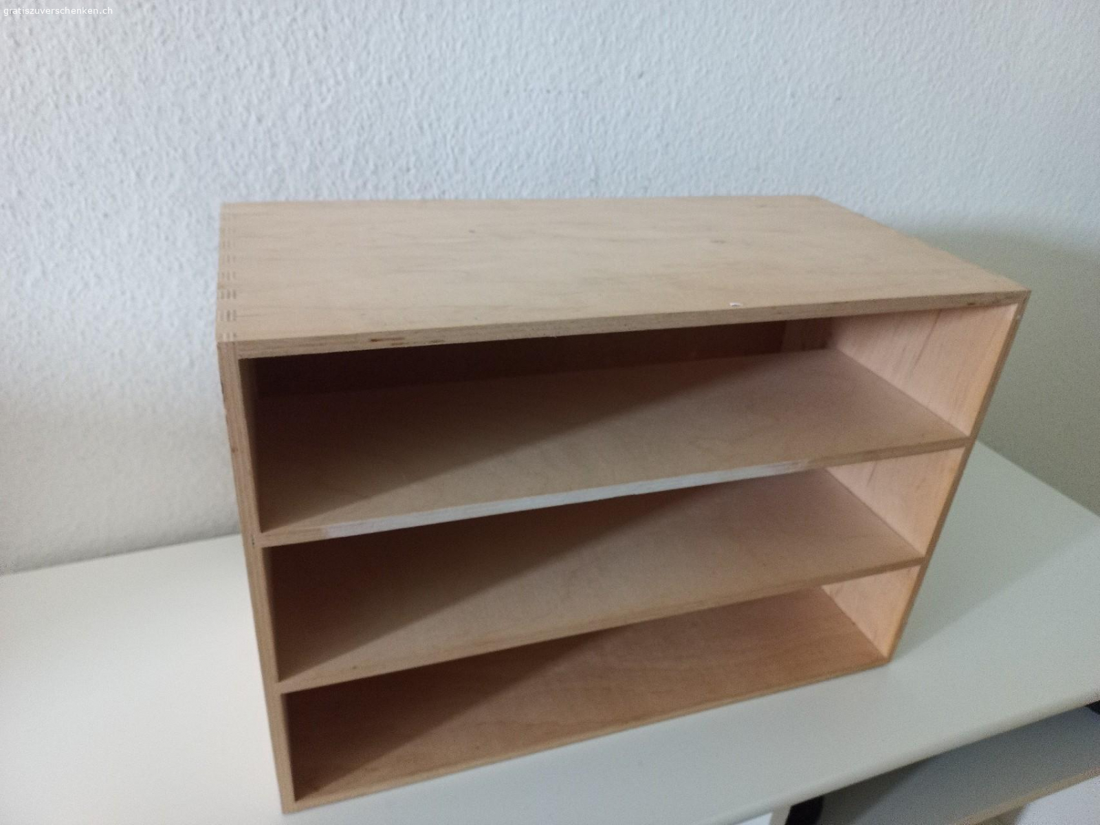 Aufbewahrung aus Holz. Masse ca. 42x28,5x20,5 cm
mittlere Bretter gehen nicht bis ganz nach hinten
mit Gebrauchsspuren (siehe Fotos)

Nur Abholung (kontaktlos möglich)

KEINE Anrufe!-Bei Interesse Whatsappnachricht/SMS/Mail, danke