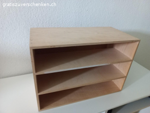 Aufbewahrung aus Holz. Masse ca. 42x28,5x20,5 cm
mittlere Bretter gehen nicht bis ganz nach hinten
mit Gebrauchsspuren (siehe Fotos)

Nur Abholung (kontaktlos möglich)

KEINE Anrufe!-Bei Interesse Whatsappnachricht/SMS/Mail, danke