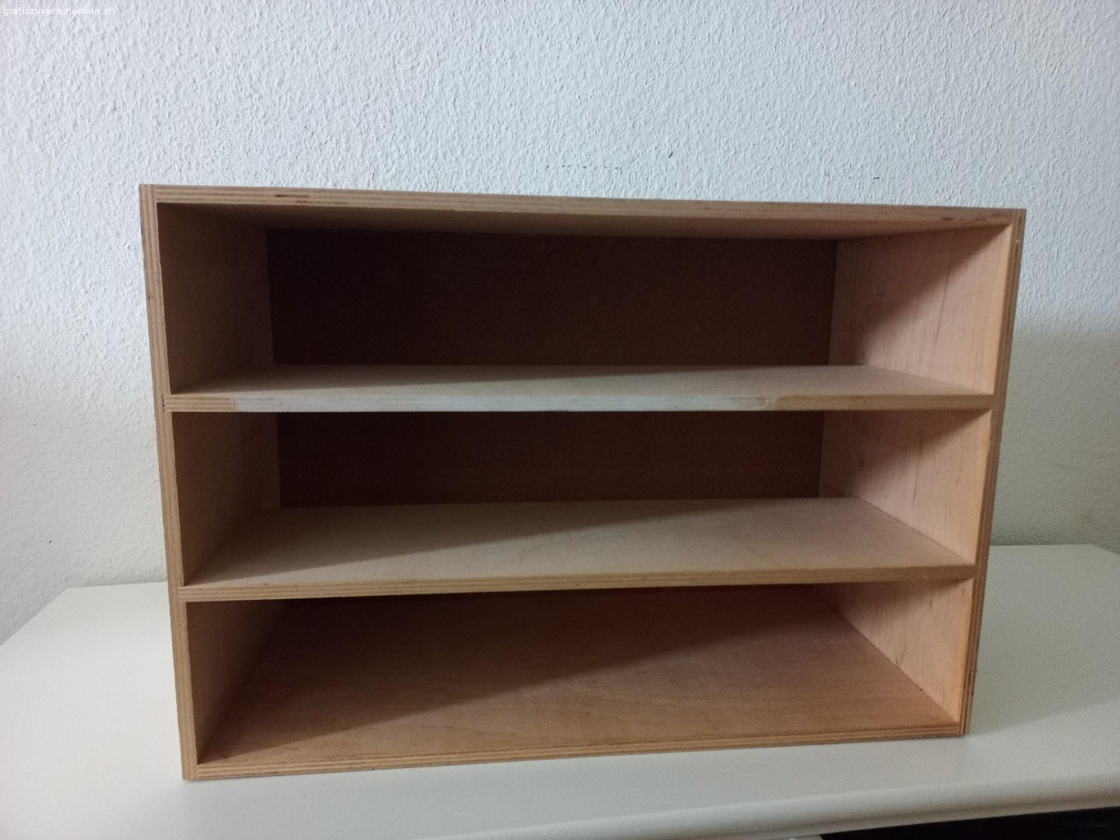 Aufbewahrung aus Holz. Masse ca. 42x28,5x20,5 cm
mittlere Bretter gehen nicht bis ganz nach hinten
mit Gebrauchsspuren (siehe Fotos)

Nur Abholung (kontaktlos möglich)

KEINE Anrufe!-Bei Interesse Whatsappnachricht/SMS/Mail, danke