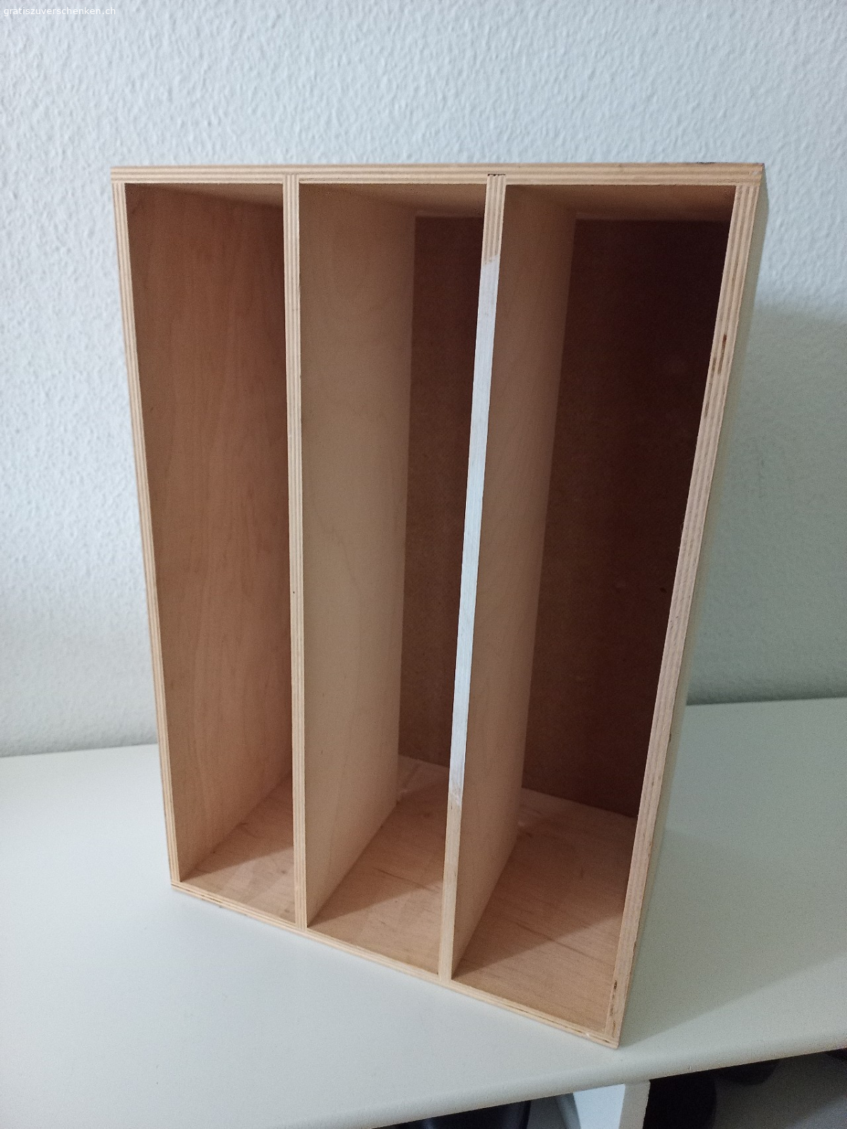 Aufbewahrung aus Holz. Masse ca. 42x28,5x20,5 cm
mittlere Bretter gehen nicht bis ganz nach hinten
mit Gebrauchsspuren (siehe Fotos)

Nur Abholung (kontaktlos möglich)

KEINE Anrufe!-Bei Interesse Whatsappnachricht/SMS/Mail, danke