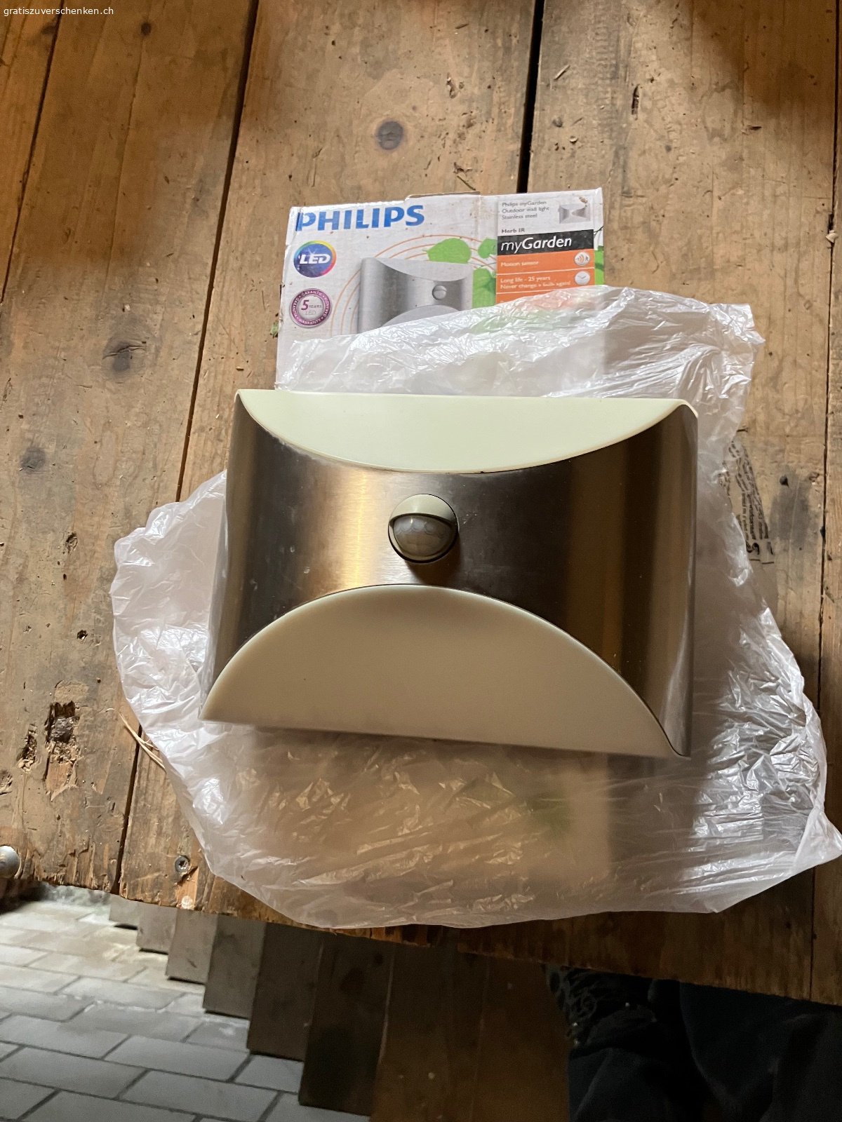 Aussen Lampe. Aussen Lampe mit Bewegungsmelder
Funktioniert einwandfrei
Das weisse Plastik Glas ist vergilbt siehe Foto