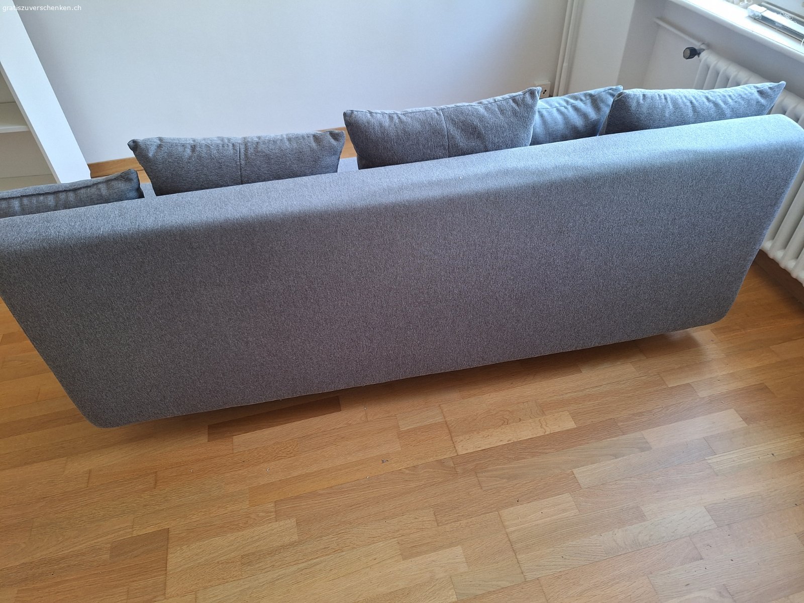 Ausziehbares Sofa. Graues ausziehbares Sofa. 
140cm breit.
Gebraucht aber in sehr gutem Zustand.