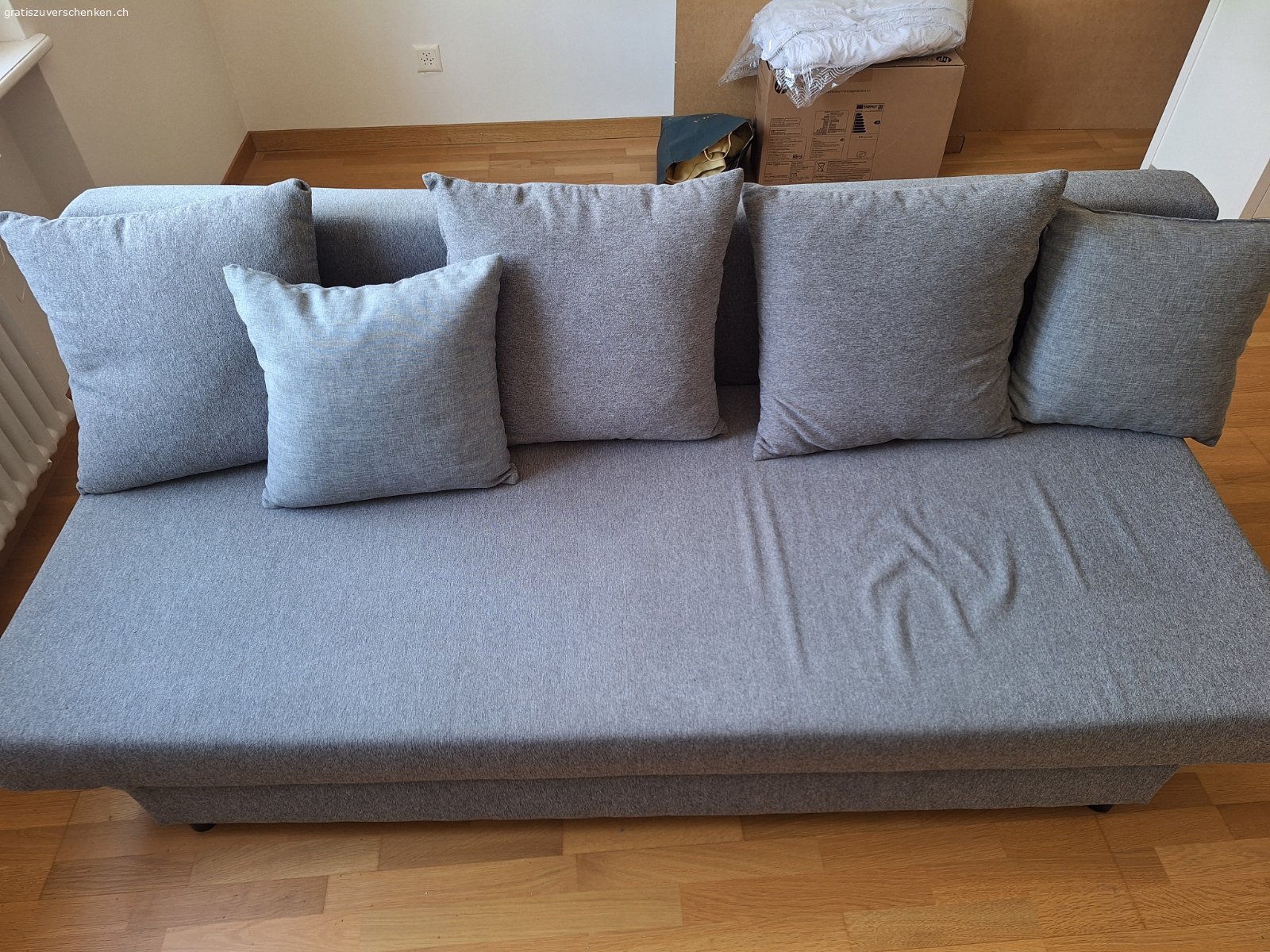 Ausziehbares Sofa. Graues ausziehbares Sofa. 
140cm breit.
Gebraucht aber in sehr gutem Zustand.