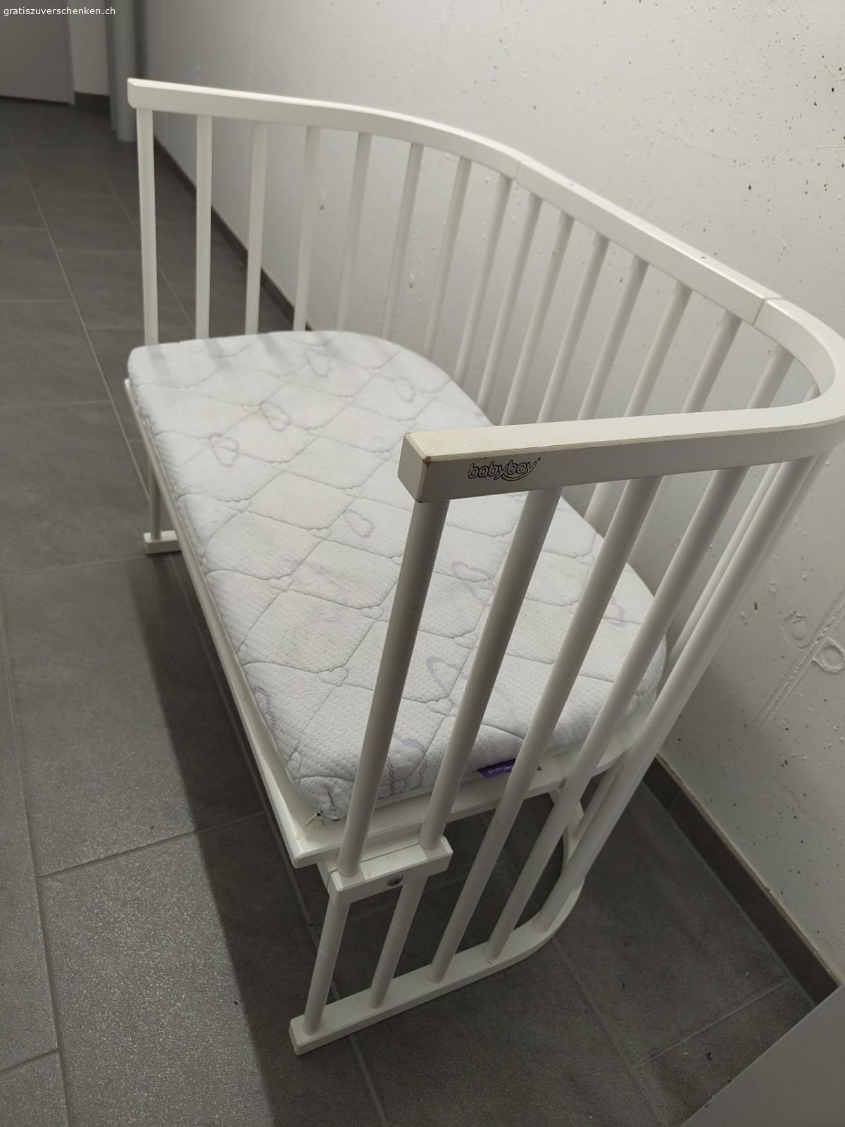 Babybay Maxi. Babybay Maxi Beistellbett inkl. Matratze. Wurde wenig gebraucht. An der einen Stelle hat eine Schraube gefehlt und wir haben es mit zwei anderen Schrauben geflickt.(siehe Foto). Ansonsten guter Zustand. Nichtraucherhaushalt. Abholung in Dättlikon