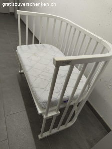 Babybay Maxi. Babybay Maxi Beistellbett inkl. Matratze. Wurde wenig gebraucht. An der einen Stelle hat eine Schraube gefehlt und wir haben es mit zwei anderen Schrauben geflickt.(siehe Foto). Ansonsten guter Zustand. Nichtraucherhaushalt. Abholung in Dättlikon