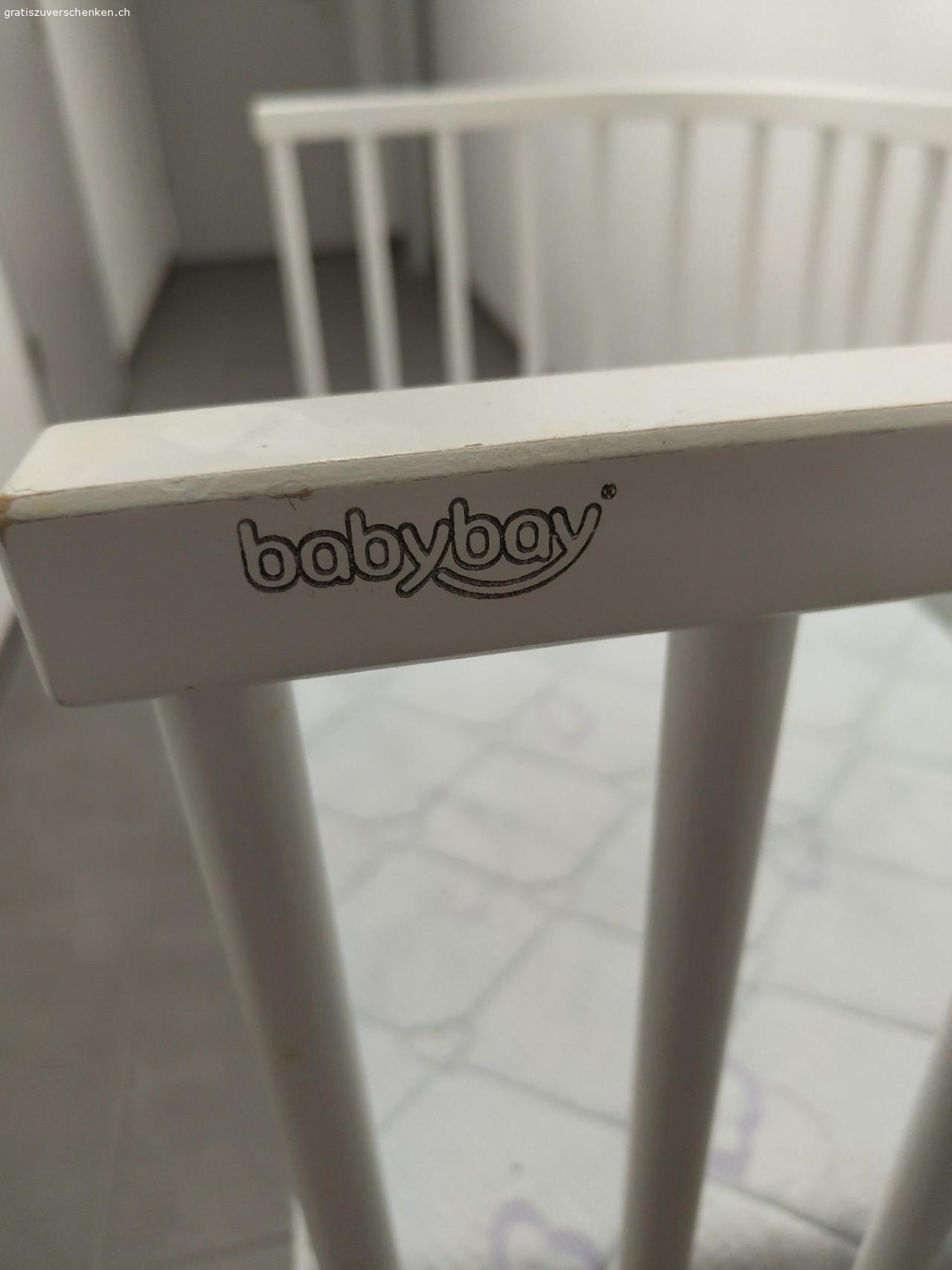Babybay Maxi. Babybay Maxi Beistellbett inkl. Matratze. Wurde wenig gebraucht. An der einen Stelle hat eine Schraube gefehlt und wir haben es mit zwei anderen Schrauben geflickt.(siehe Foto). Ansonsten guter Zustand. Nichtraucherhaushalt. Abholung in Dättlikon
