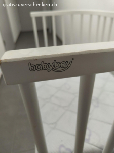 Babybay Maxi. Babybay Maxi Beistellbett inkl. Matratze. Wurde wenig gebraucht. An der einen Stelle hat eine Schraube gefehlt und wir haben es mit zwei anderen Schrauben geflickt.(siehe Foto). Ansonsten guter Zustand. Nichtraucherhaushalt. Abholung in Dättlikon