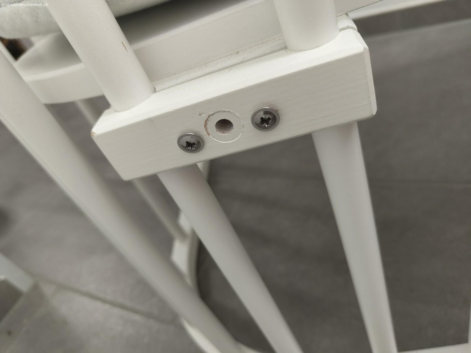 Babybay Maxi. Babybay Maxi Beistellbett inkl. Matratze. Wurde wenig gebraucht. An der einen Stelle hat eine Schraube gefehlt und wir haben es mit zwei anderen Schrauben geflickt.(siehe Foto). Ansonsten guter Zustand. Nichtraucherhaushalt. Abholung in Dättlikon