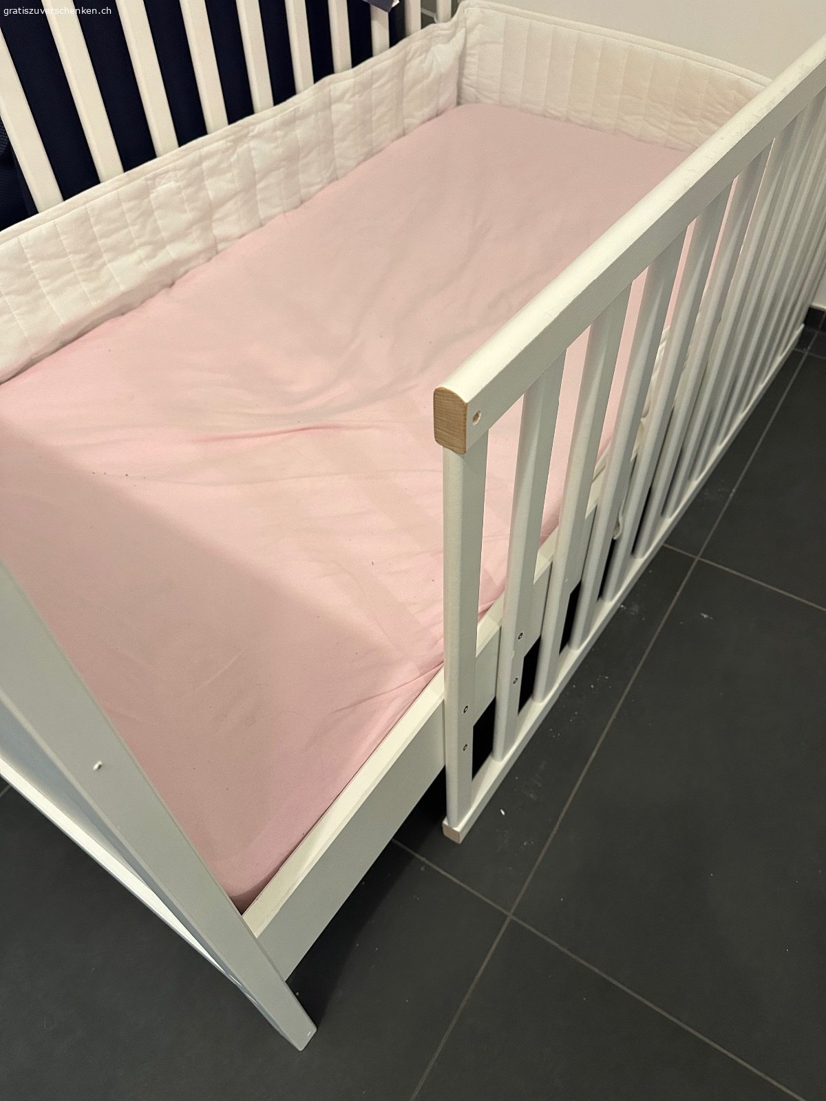 Babybett inkl. Matratze. SUNDVIK Babybett Ikea 70 x 140 cm
Eine Seite umfunktioniert (Gitter etwas abgeschnitten) dass Kind nicht rausfallen kann, jedoch selber rein und raussteigen kann.
Inkl. Matratze, Rundschutz weiss, rosa Fixleintuch und Matratzenschoner
Muss alles abgeholt werden und wird nur im gesamt Paket abgegeben
Wird verschenkt (gratis)