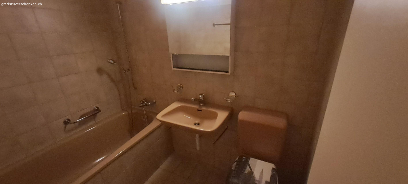 Badewanne. Gratis abzugeben komplettes Badezimmer, 2 WC-Schüsseln , Badewanne, 2 Waschbecken, Duschwanne, 2 Spiegelschränke Armaturen.  funktionsfähig und bis vor kurzer Zeit im Einsatz. Farbe Braun, Jg. 1984

Muss zwischen 2.-5. Januar in Wiedlisbach ausgebaut werden.