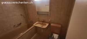 Badewanne. Gratis abzugeben komplettes Badezimmer, 2 WC-Schüsseln , Badewanne, 2 Waschbecken, Duschwanne, 2 Spiegelschränke Armaturen.  funktionsfähig und bis vor kurzer Zeit im Einsatz. Farbe Braun, Jg. 1984

Muss zwischen 2.-5. Januar in Wiedlisbach ausgebaut werden.