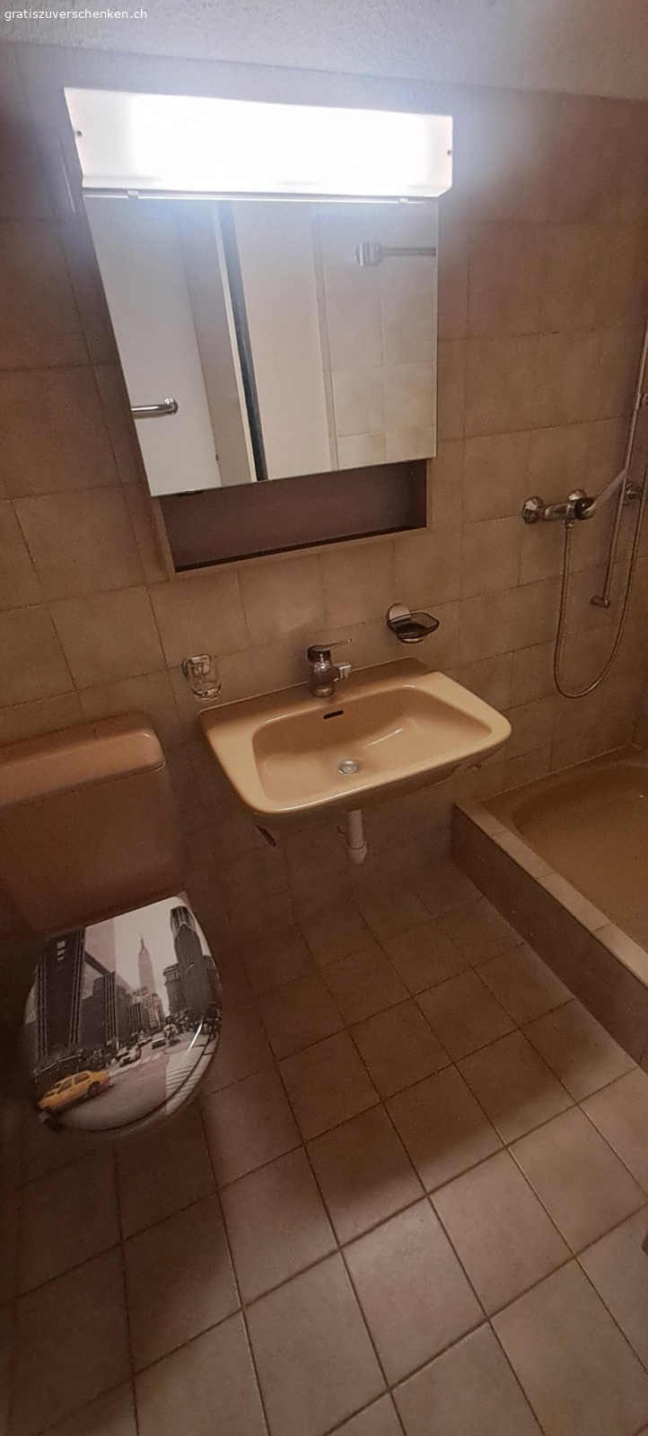 Badewanne. Gratis abzugeben komplettes Badezimmer, 2 WC-Schüsseln , Badewanne, 2 Waschbecken, Duschwanne, 2 Spiegelschränke Armaturen.  funktionsfähig und bis vor kurzer Zeit im Einsatz. Farbe Braun, Jg. 1984

Muss zwischen 2.-5. Januar in Wiedlisbach ausgebaut werden.