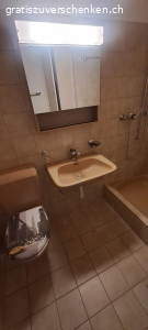 Badewanne. Gratis abzugeben komplettes Badezimmer, 2 WC-Schüsseln , Badewanne, 2 Waschbecken, Duschwanne, 2 Spiegelschränke Armaturen.  funktionsfähig und bis vor kurzer Zeit im Einsatz. Farbe Braun, Jg. 1984

Muss zwischen 2.-5. Januar in Wiedlisbach ausgebaut werden.