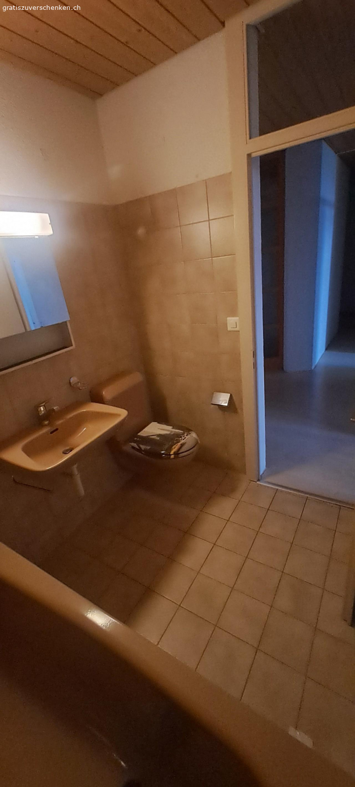 Badewanne. Gratis abzugeben komplettes Badezimmer, 2 WC-Schüsseln , Badewanne, 2 Waschbecken, Duschwanne, 2 Spiegelschränke Armaturen.  funktionsfähig und bis vor kurzer Zeit im Einsatz. Farbe Braun, Jg. 1984

Muss zwischen 2.-5. Januar in Wiedlisbach ausgebaut werden.