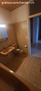 Badewanne. Gratis abzugeben komplettes Badezimmer, 2 WC-Schüsseln , Badewanne, 2 Waschbecken, Duschwanne, 2 Spiegelschränke Armaturen.  funktionsfähig und bis vor kurzer Zeit im Einsatz. Farbe Braun, Jg. 1984

Muss zwischen 2.-5. Januar in Wiedlisbach ausgebaut werden.