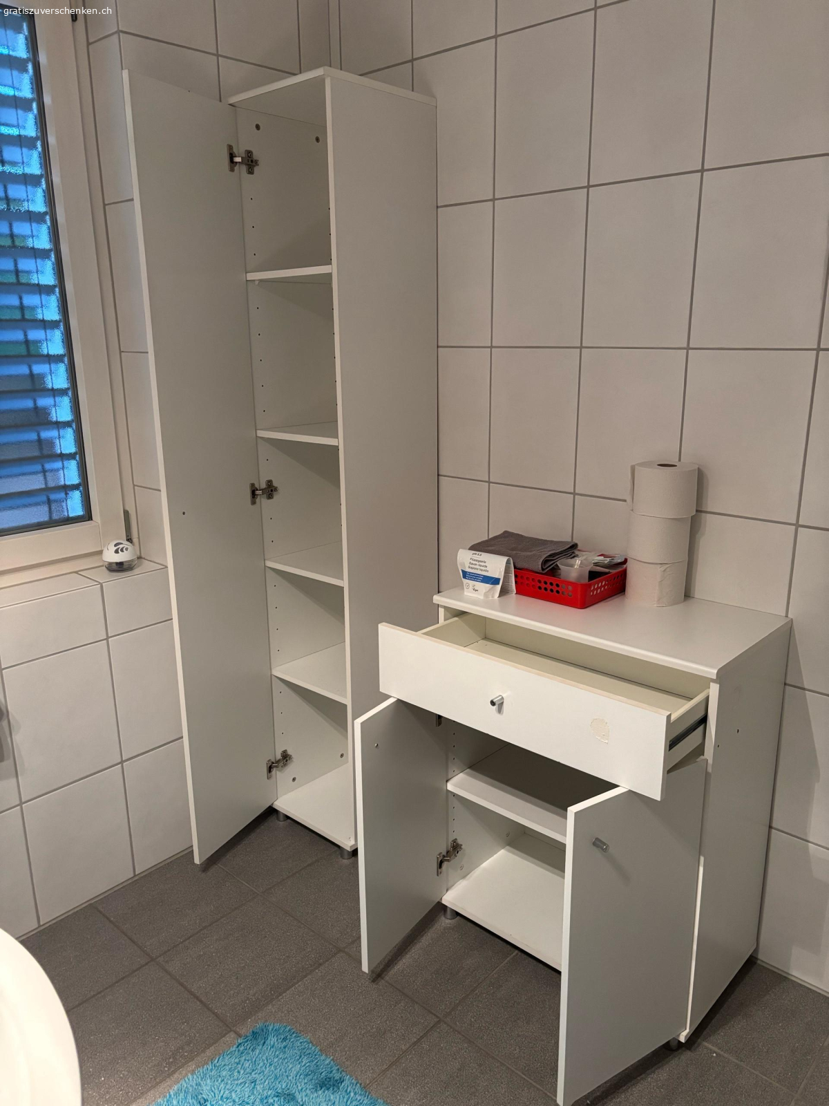 Badmöbel. infolge Haushaltauflösung: 
zwei Badmöbel zu verschenken
können auch einzeln abgegeben werden