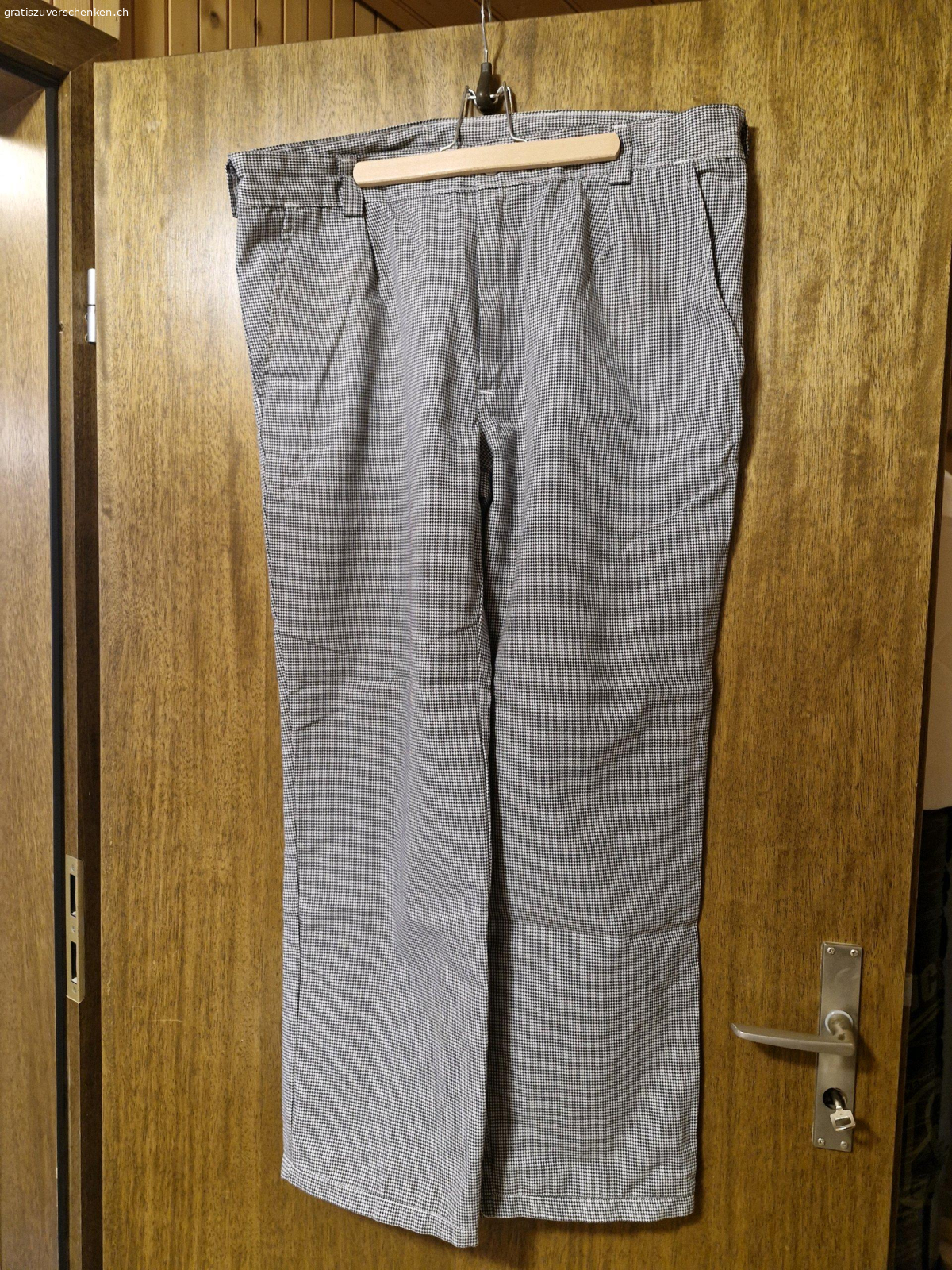 Bäcker-/ Kochhose. 3 Stk. Bäcker-/Kochhose in Grösse 50. Wurden ein paar cm gekürzt, dies kann rückgängig gemacht werden.
Abzuholen in Bichelsee