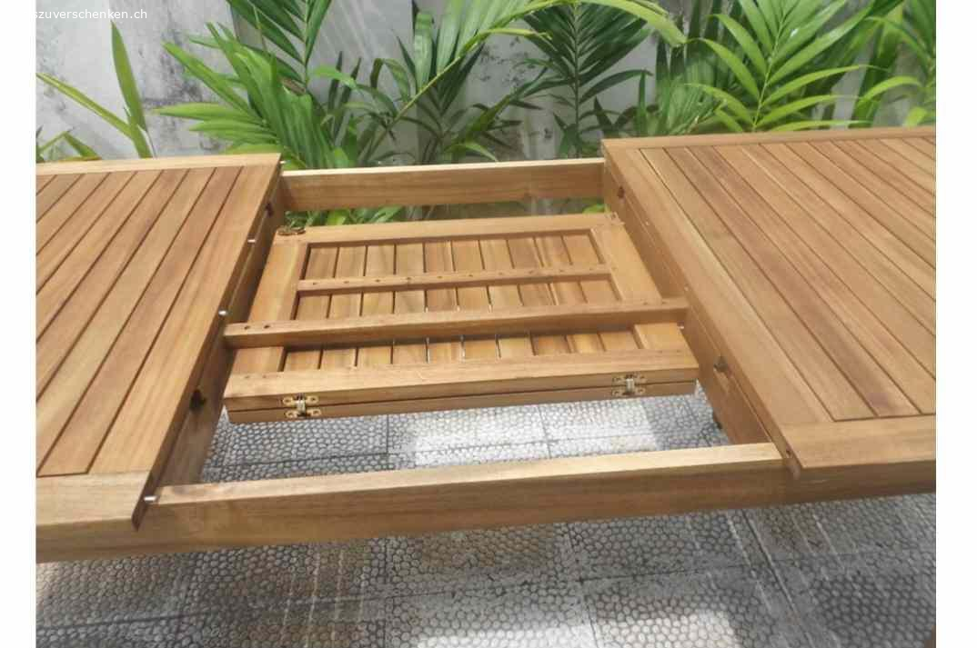 Balkonesstisch mit vier Stühlen. Ist drei Jährig und ihn sehr gutem Zustand