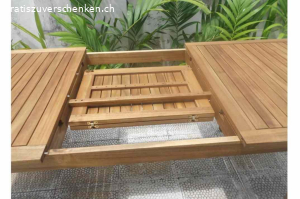 Balkonesstisch mit vier Stühlen. Ist drei Jährig und ihn sehr gutem Zustand