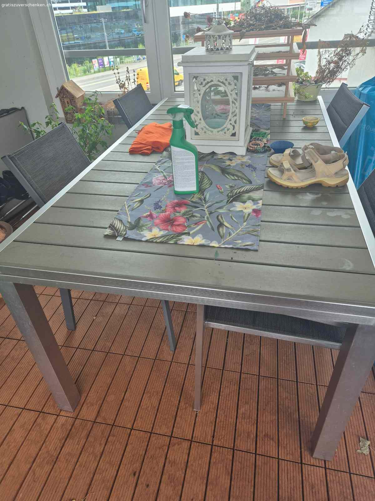 Balkontisch ausziehbar und 4 Stühle. M.Huber
Feldmatt7
6030 Ebikon