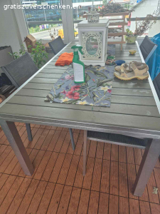 Balkontisch ausziehbar und 4 Stühle. M.Huber
Feldmatt7
6030 Ebikon