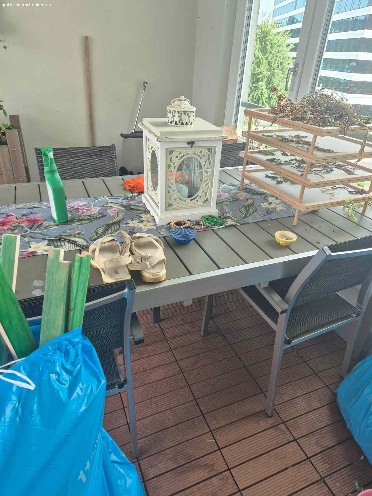 Balkontisch ausziehbar und 4 Stühle. M.Huber
Feldmatt7
6030 Ebikon