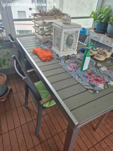 Balkontisch ausziehbar und 4 Stühle. M.Huber
Feldmatt7
6030 Ebikon