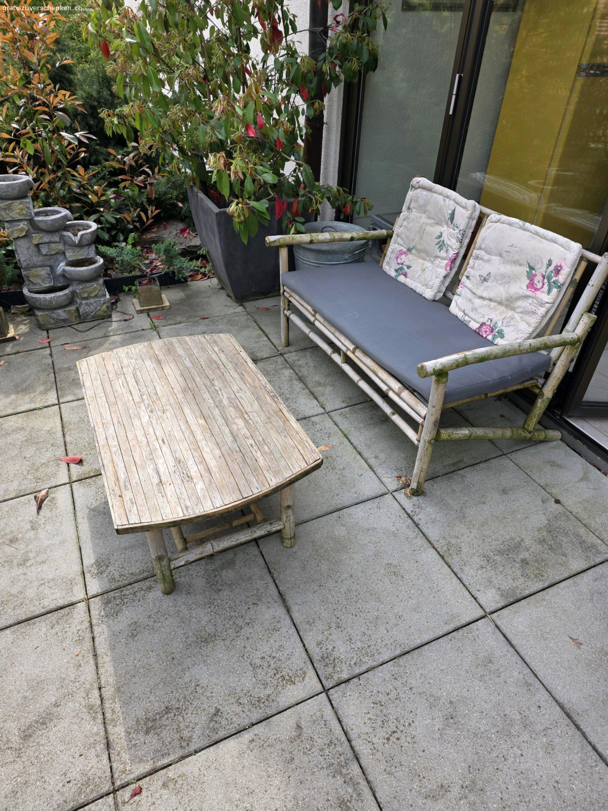 Bank und Tisch. Bambus Bank und Tisch. Wer will kann es auch lackieren. Banklänge 1.10 m. Kann abgeholt werden.