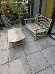 Bank und Tisch. Bambus Bank und Tisch. Wer will kann es auch lackieren. Banklänge 1.10 m. Kann abgeholt werden.