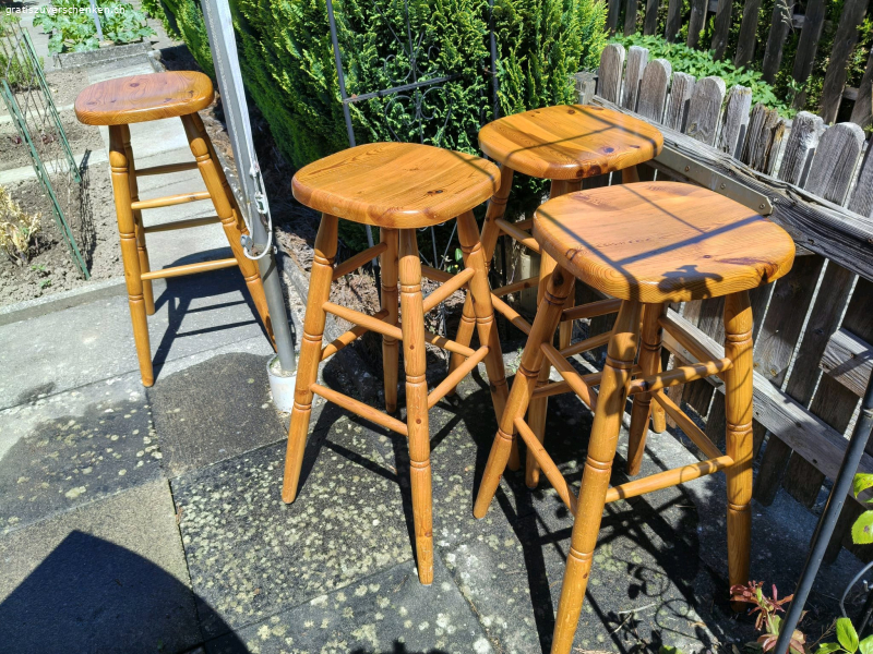 Bar mit 4 Barhöcker