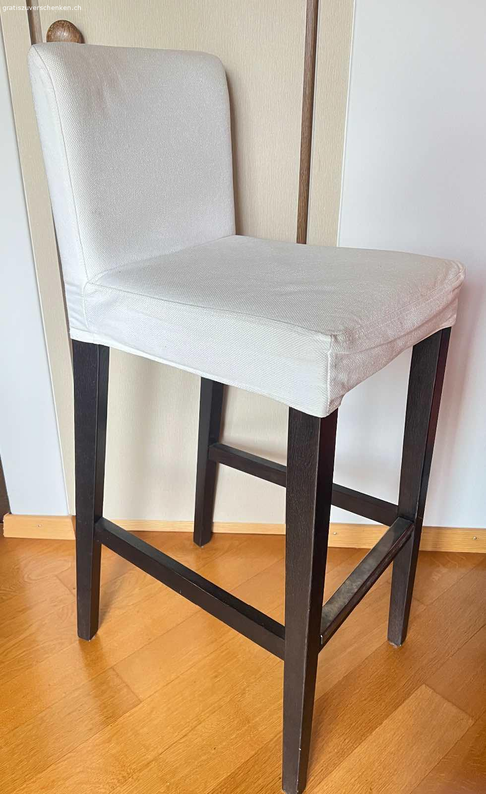 Barhocker. Farbe: dunkelbraune Beine, beiges Sitzpolster
Masse:
142x42x44cm
Höhe Sitzpolster: 75cm
Dicke Sitzpolster: 9cm
Höhe Lehne: 29cm
Höhe Fussstreben: 30cm

Kein Versand! Muss abgeholt werden!