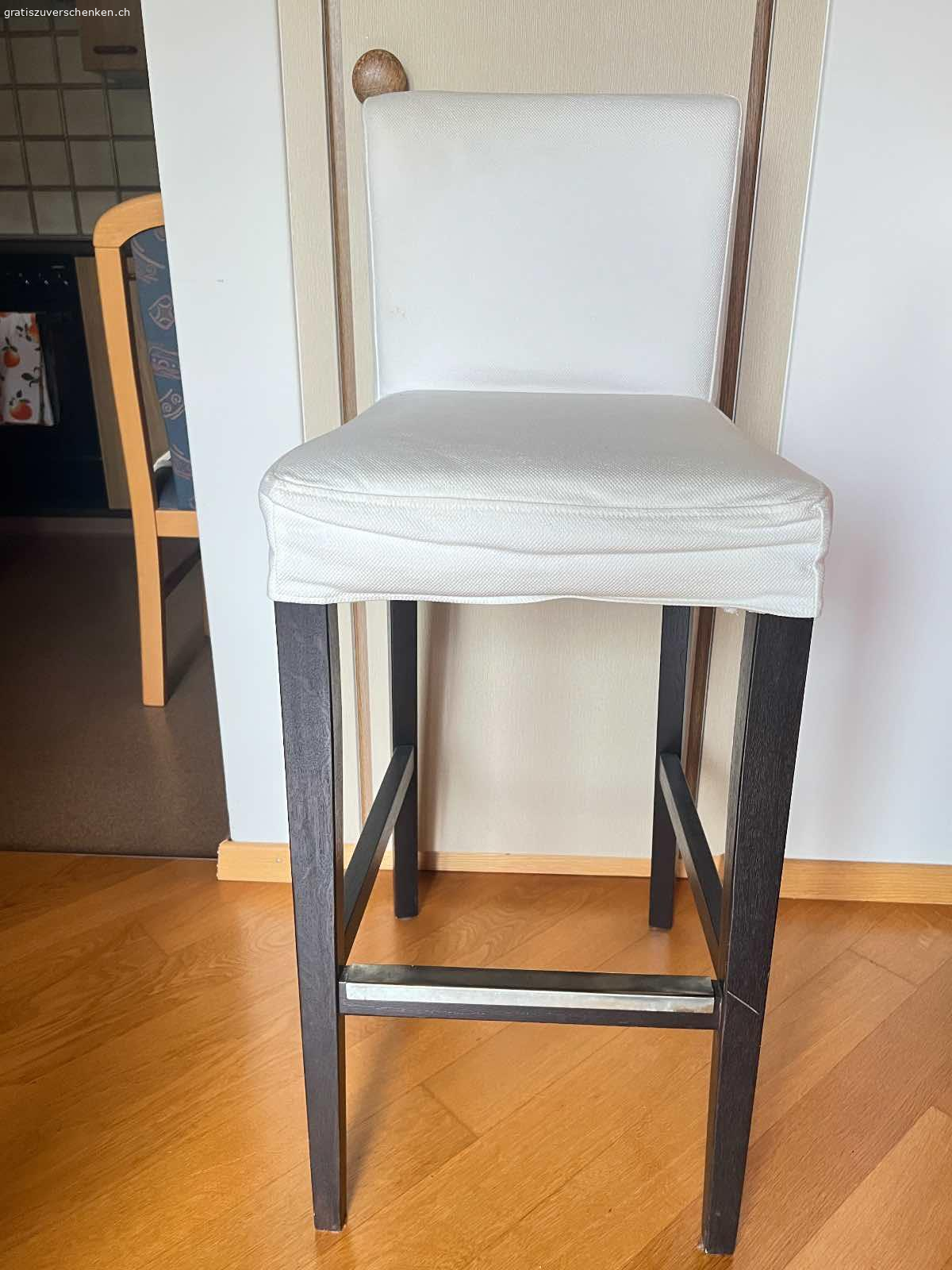 Barhocker. Farbe: dunkelbraune Beine, beiges Sitzpolster
Masse:
142x42x44cm
Höhe Sitzpolster: 75cm
Dicke Sitzpolster: 9cm
Höhe Lehne: 29cm
Höhe Fussstreben: 30cm

Kein Versand! Muss abgeholt werden!