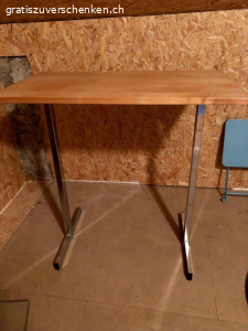 Bartisch niedrig oder SideBord. Stabiler Arbeitstisch mit dicker massiver Platte. War unser Bartisch in der Küche. Diente auch gut in der Werkstatt, da praktische Höhe.

Masse ca. H: 120 Platte ca. 50x100m
Dicke ca. 5cm