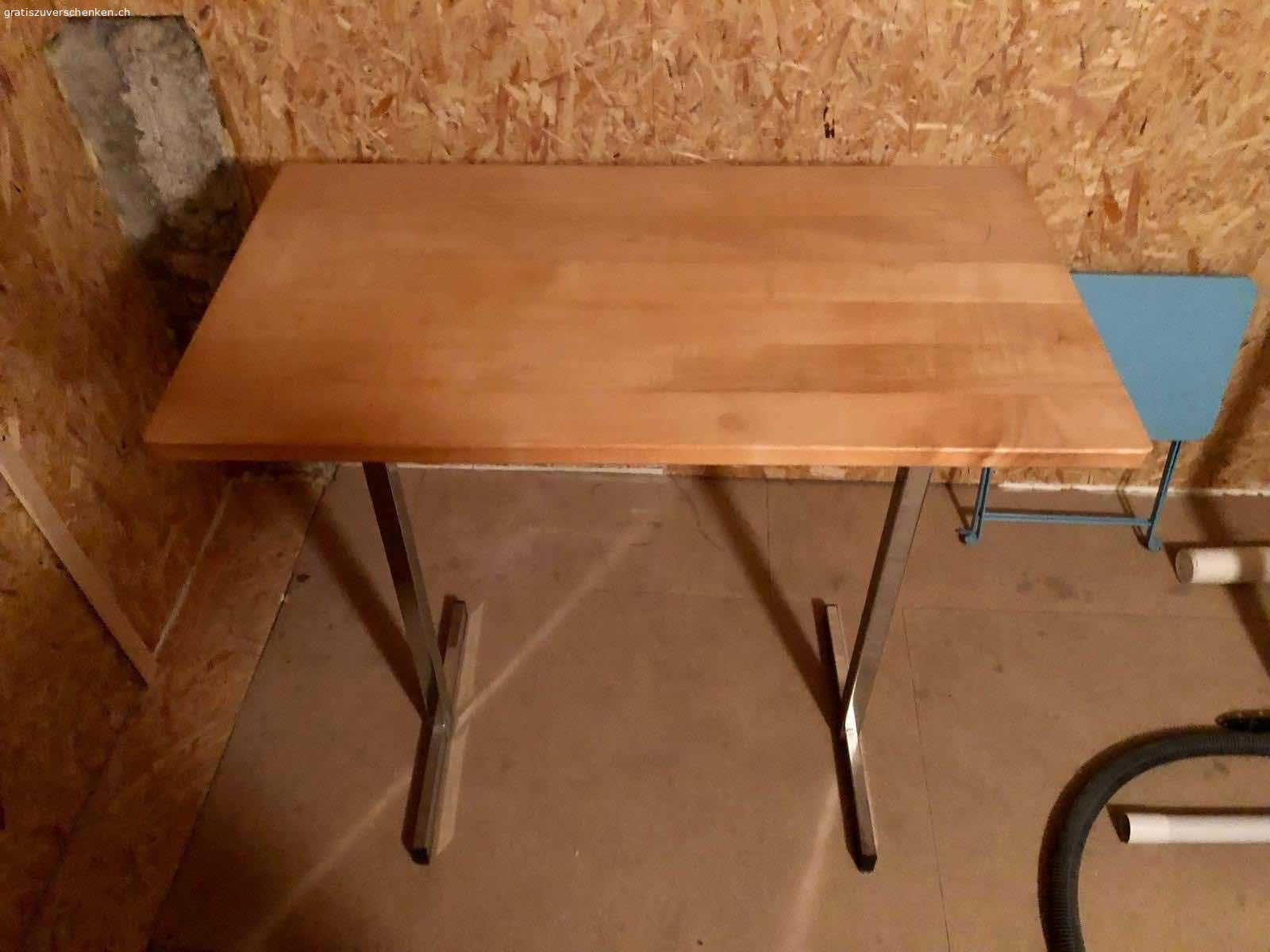 Bartisch niedrig oder SideBord. Stabiler Arbeitstisch mit dicker massiver Platte. War unser Bartisch in der Küche. Diente auch gut in der Werkstatt, da praktische Höhe.

Masse ca. H: 120 Platte ca. 50x100m
Dicke ca. 5cm