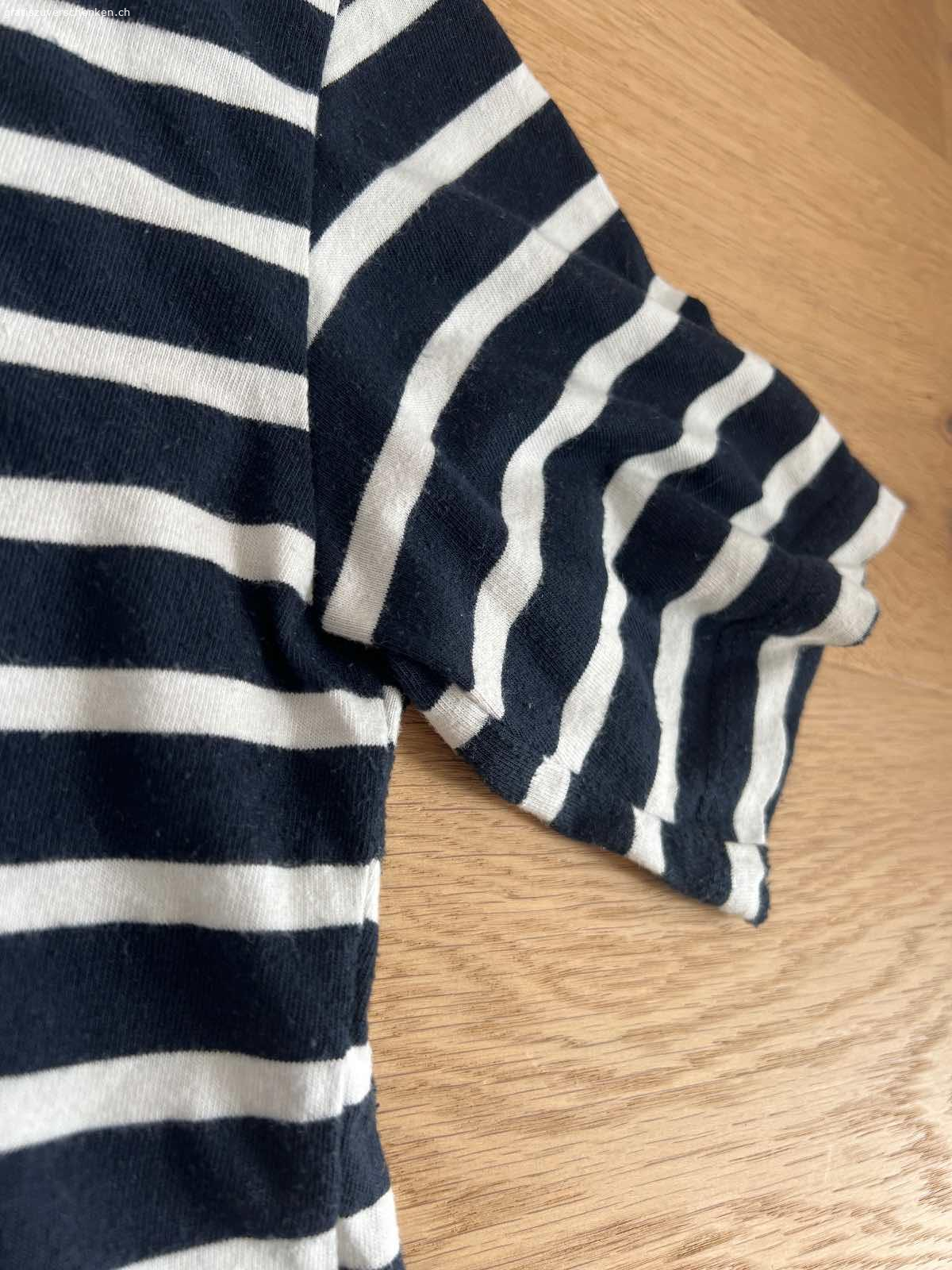 Basic T-Shirt gestreift. C&A, Grösse S
leicht verfusselt, aber sonst in super Zustand. 

Wird bei Übernahme der Versandkosten auch gerne verschickt. :)