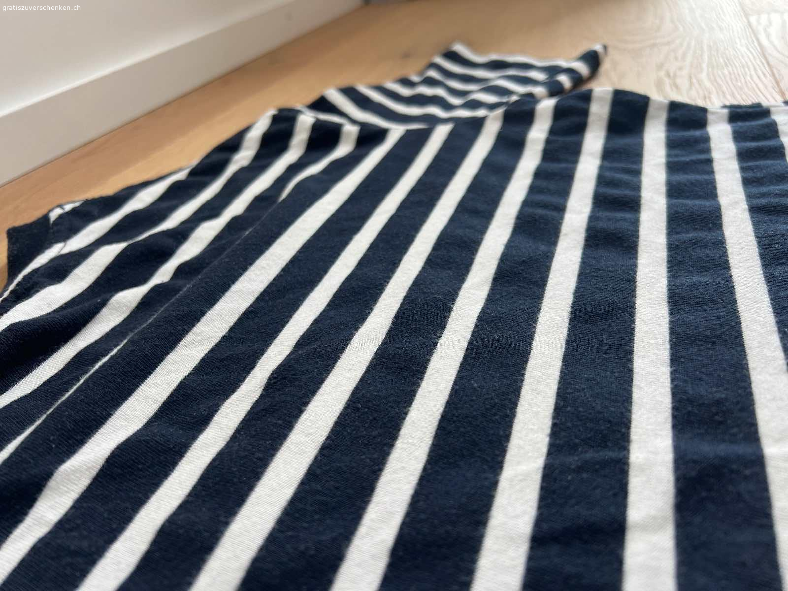 Basic T-Shirt gestreift. C&A, Grösse S
leicht verfusselt, aber sonst in super Zustand. 

Wird bei Übernahme der Versandkosten auch gerne verschickt. :)