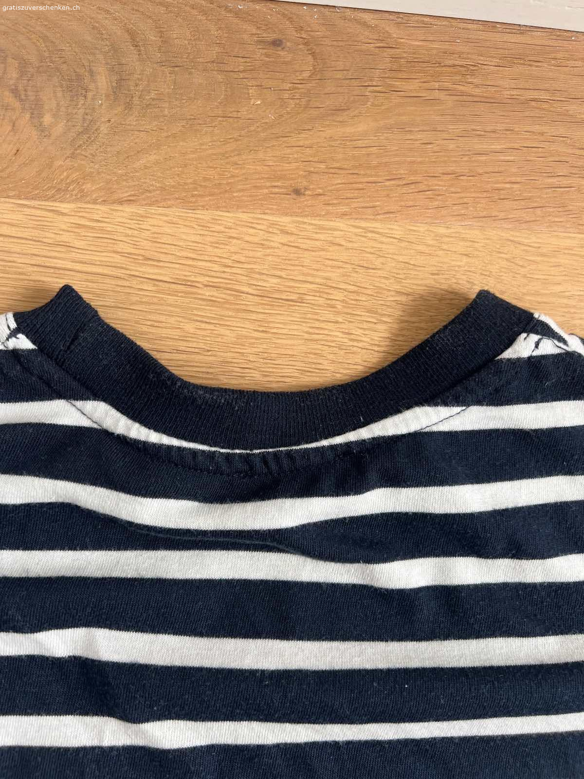Basic T-Shirt gestreift. C&A, Grösse S
leicht verfusselt, aber sonst in super Zustand. 

Wird bei Übernahme der Versandkosten auch gerne verschickt. :)
