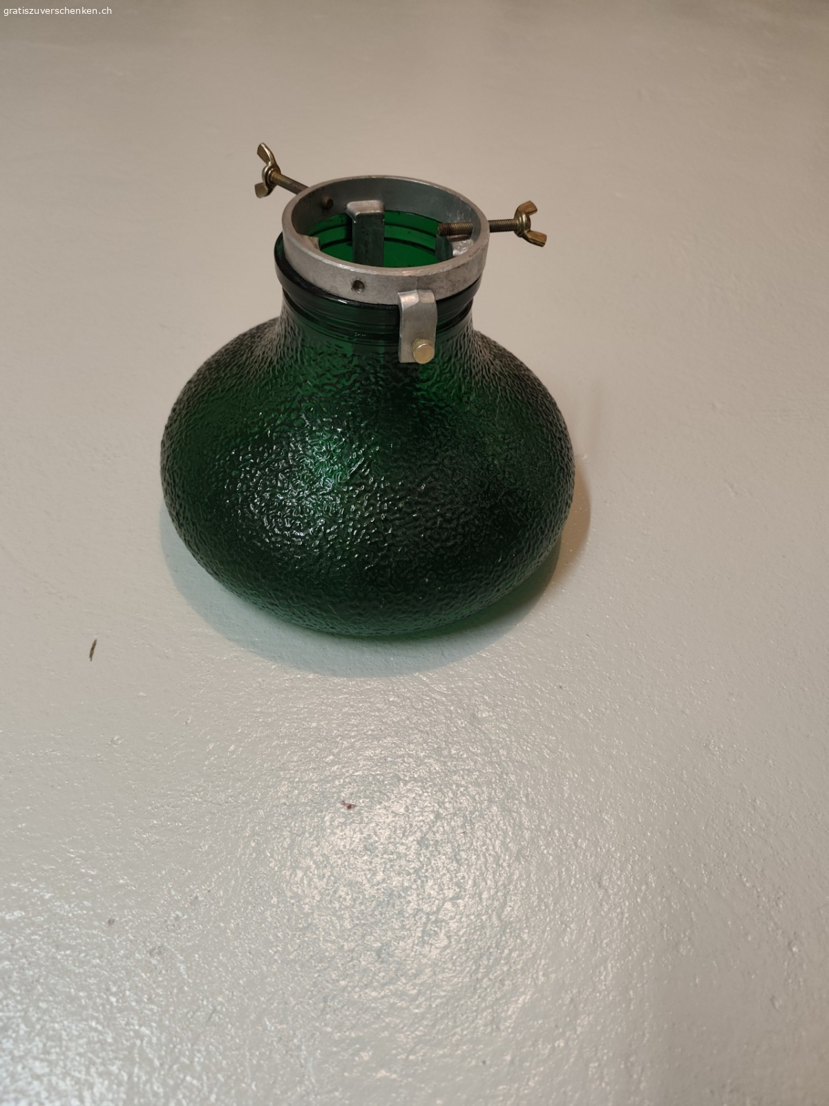 Baumständer aus Glas. Durchmesser unten 25 cm, Durchmesser oben siehe Fotos

Das Glas ist intakt aber eine Schraube zum festschrauben des Baumstamms fehlt